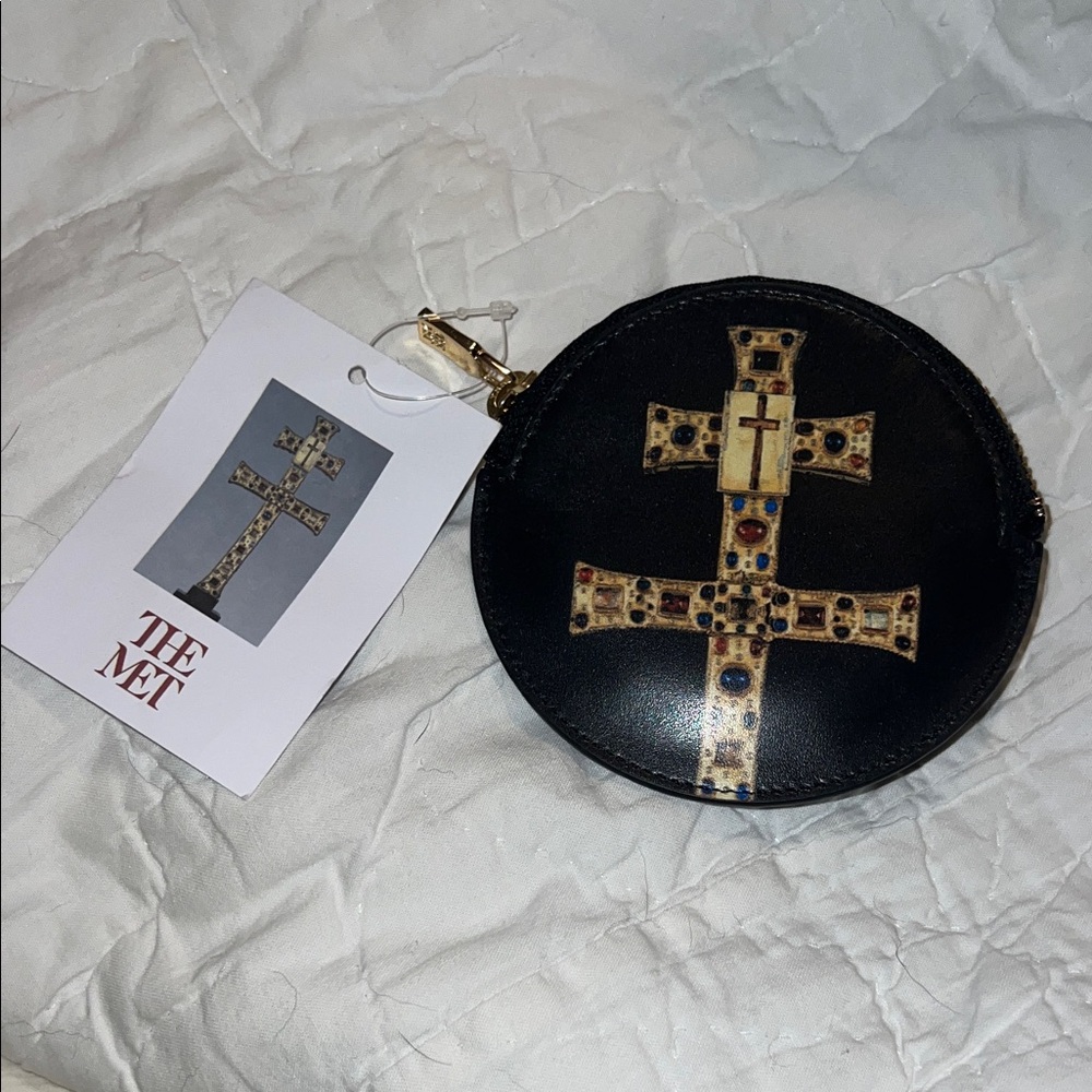 The Met Reliquary Cross Round Wallet